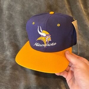Vintage New Era / NFL / Minnesota Vikings SnapBack (BRAND NEW W TAGS NEVER WORN)